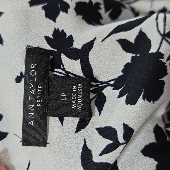 NWT ANN TAYLOR RUFFLE BUTTON TOP - Picture 6 of 10